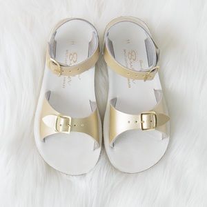 🌟HP🌟 Gold Sun-San leather water or land sandals
